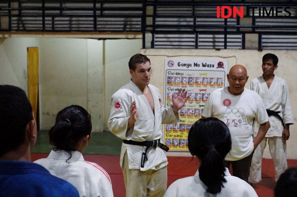 Pejudo asal Prancis yang sudah berkeliling dunia Julien Brulard saat mengajarkan kelas ke para pejudo Sumut di Padepokan Judo PJSI Sumut, Senin (10/7/2023) (IDN Times/Doni Hermawan)