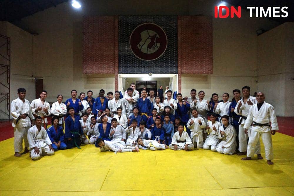 Pejudo asal Prancis yang sudah berkeliling dunia Julien Brulard saat mengajarkan kelas ke para pejudo Sumut di Padepokan Judo PJSI Sumut, Senin (10/7/2023) (IDN Times/Doni Hermawan)