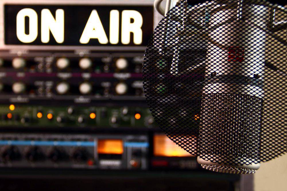 ilustrasi stasiun radio (unsplash.com/Fringer Cat)