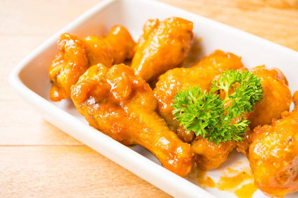 ilustrasi ayam tepung saus lemon (freepik.com/lifeforstock)