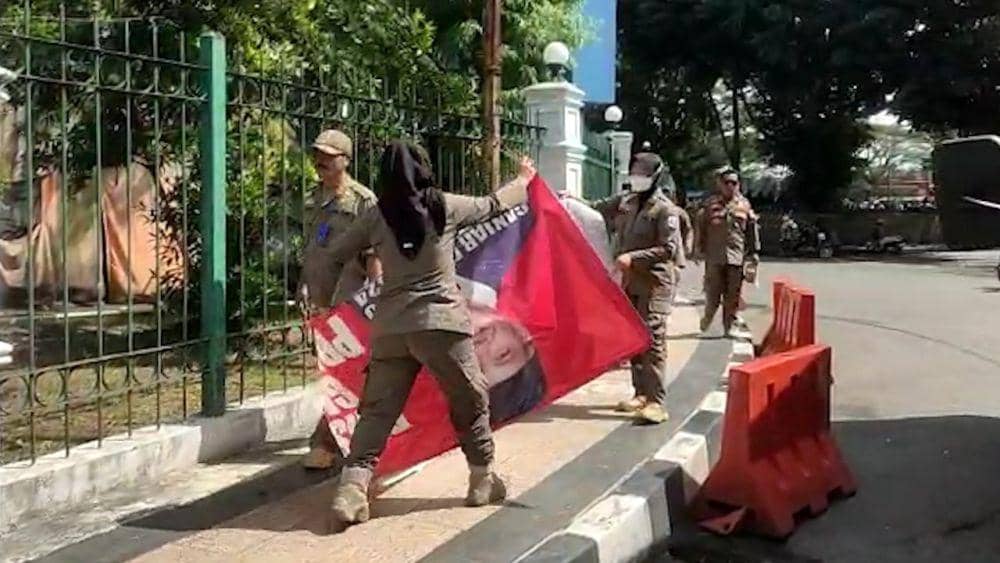 Satpol PP Lebak Copoti Spanduk Bernuansa Politik di Rangkasbitung