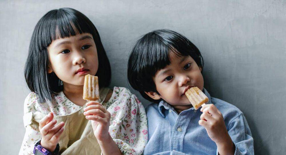 ilustrasi adik kakak makan es krim (pexels.com/Alex Green)