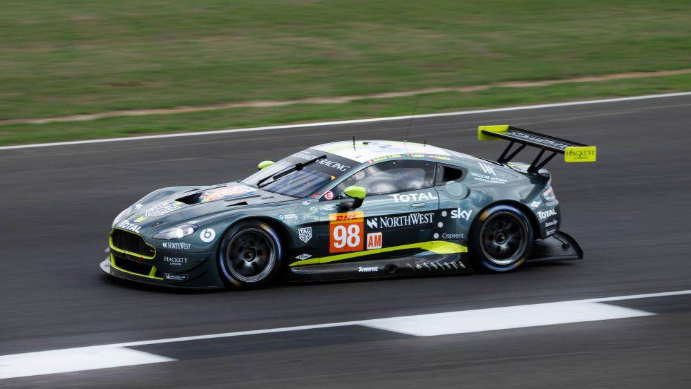 Sebuah mobil balap melaju di lintasan Sirkuit Silverstone. (unsplash.com/Jon Hersom)