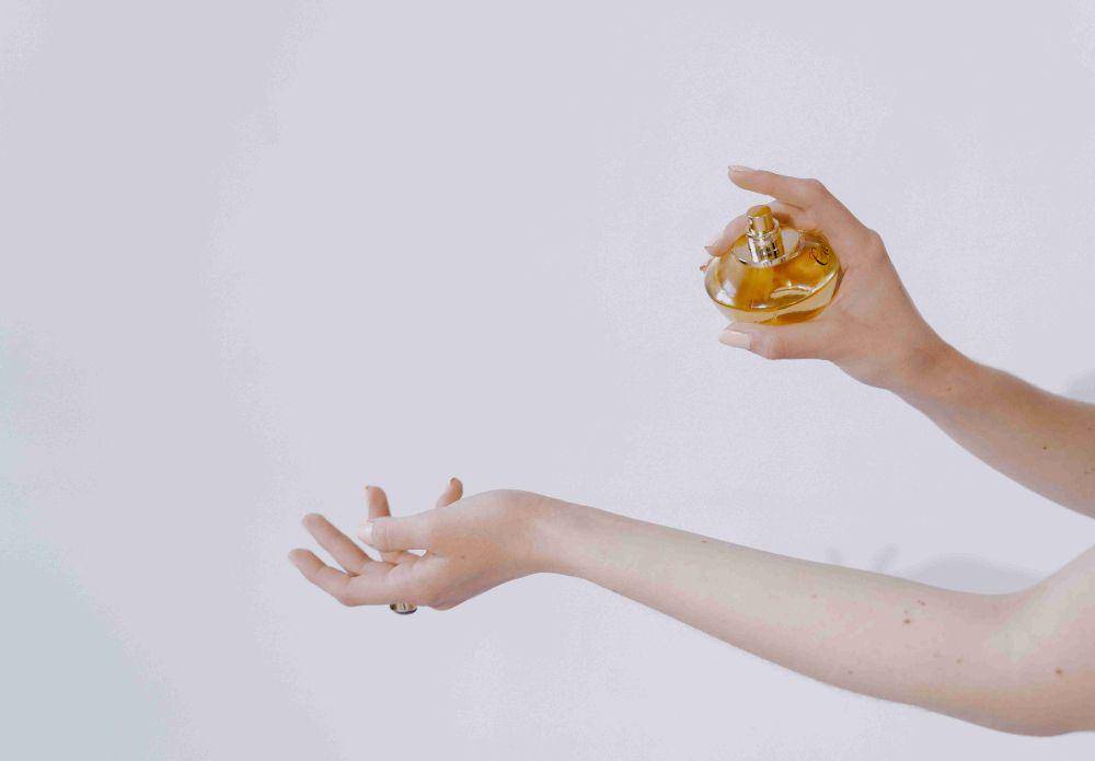 ilustrasi menggunakan parfum (pexels.com/MART PRODUCTION)