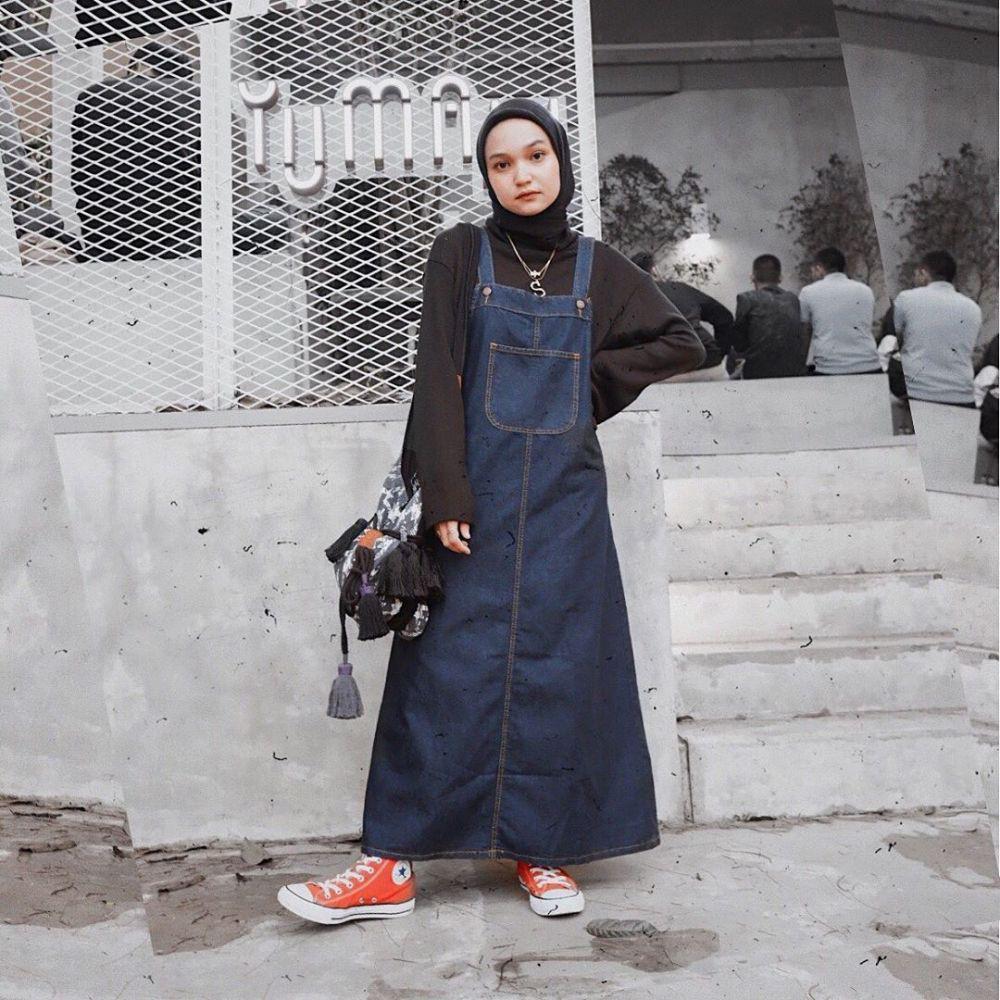 Sweater dan overall (instagram.com/sorayaulfa15)