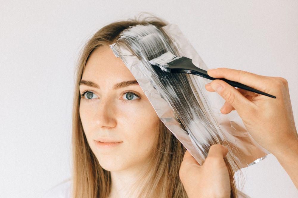Wanita sedang mengecat rambut (pexels.com/Nataliya Vaitkevich)