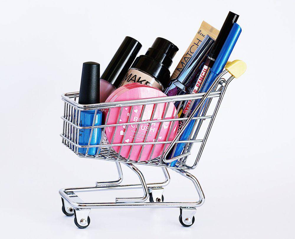 ilustrasi membeli make-up (pexels.com/Suzy Hazelwood)