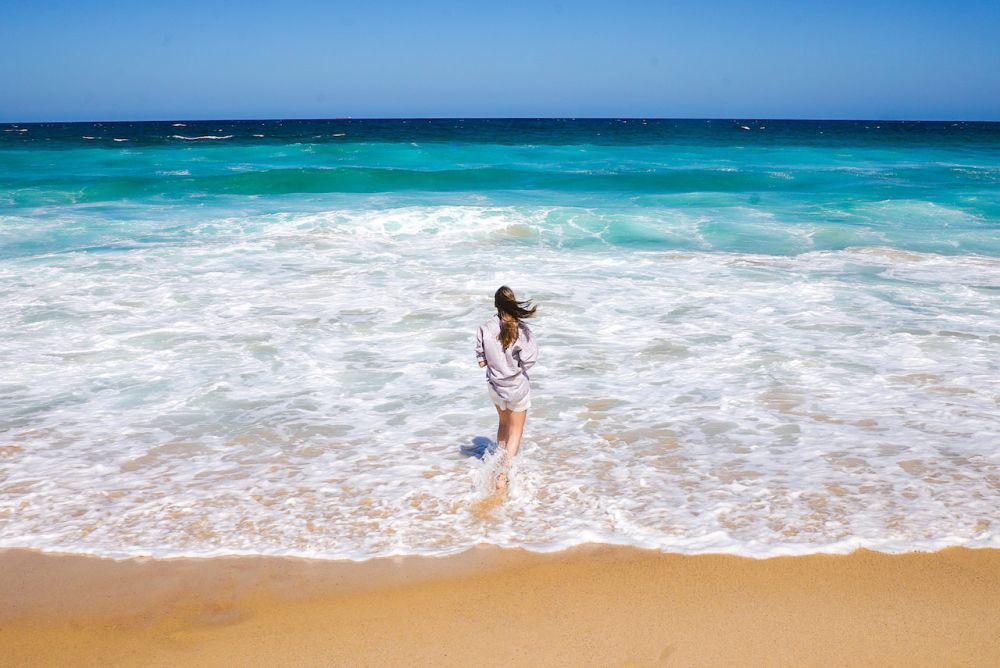 Wanita berada di pantai (pexels.com/Wendy Wei)