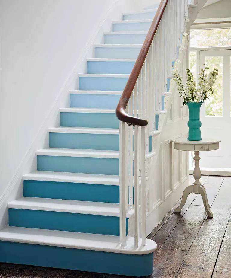 Ilustrasi tangga dicat dengan teknik ombre (homesandgardens.com/Andrea Childs)