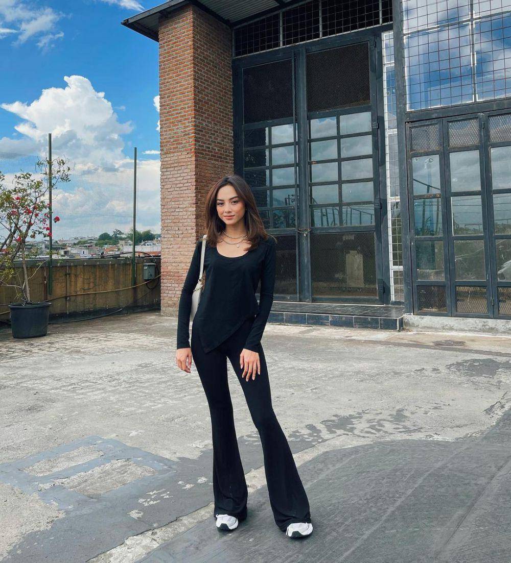 Inspirasi outfit hangout ala Azaria Bianda Avissa (instagram.com/azariaavissa)
