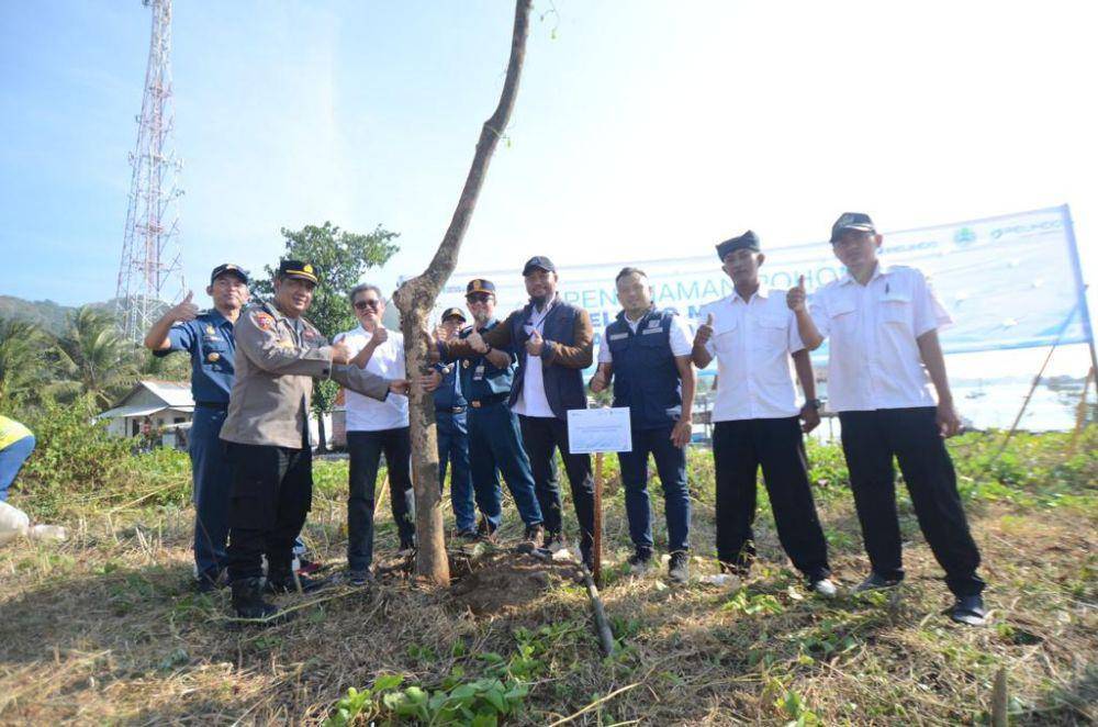 PT SPMT melakukan penghijauan di area Pelabuhan Tanjung Wangi, Banyuwangi sepanjang bulan Juni 2023. (Dok. IDN Times)