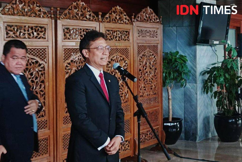 Menteri Kesehatan Budi Gunadi Sadikin gelar konferensi pers usai disahkan Rancangan Undang-Undang Kesehatan, di Senayan, Selasa (11/9/2023). (IDN Times/Dini Suciatiningrum)