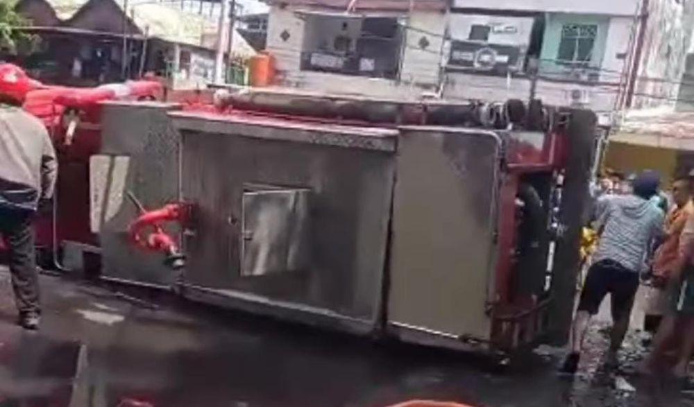 Mobil Damkar Makassar Terbalik saat Hendak Tangani Kebakaran Rumah