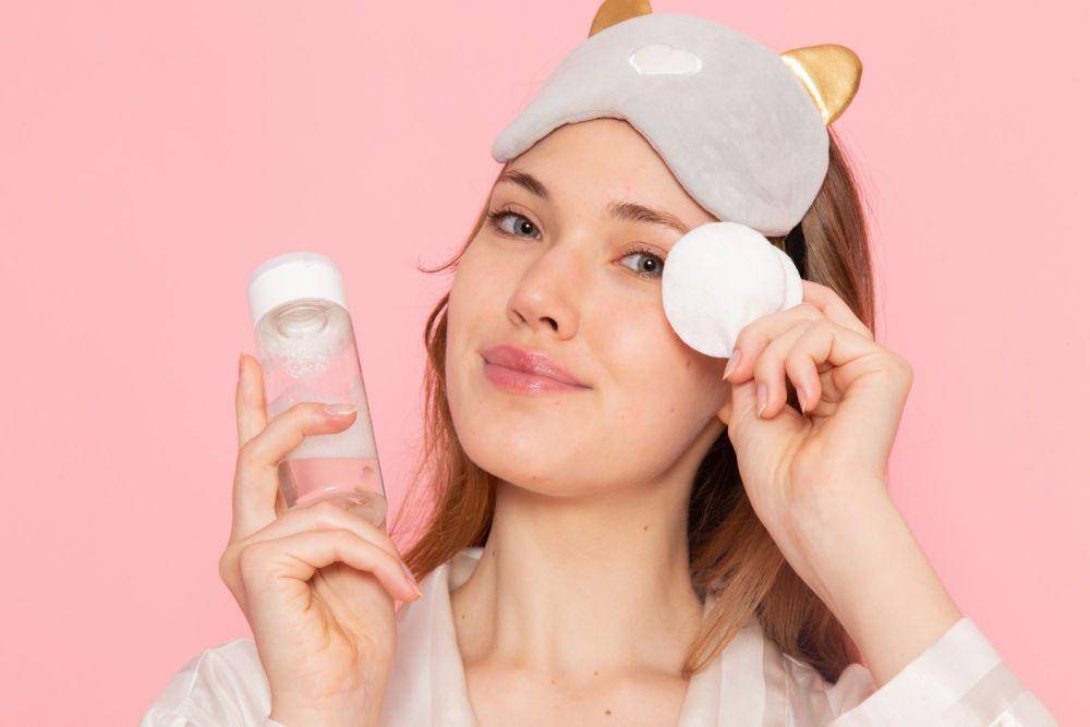 ilustrasi wanita menggunakan produk toner (freepik.com/KamranAydinov)