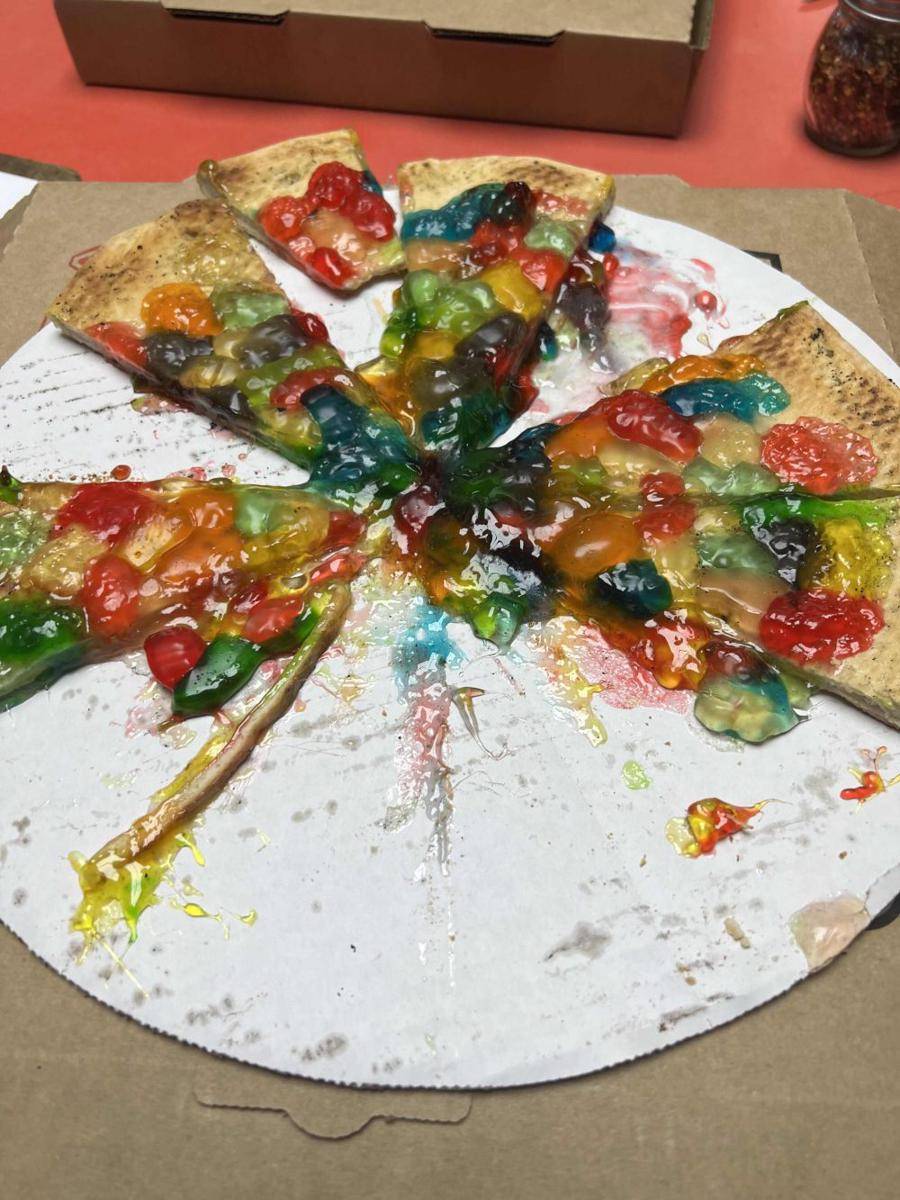 potret piza dengan topping makanan manis (reddit.com/user/YEAH_TIP_ASSIST)