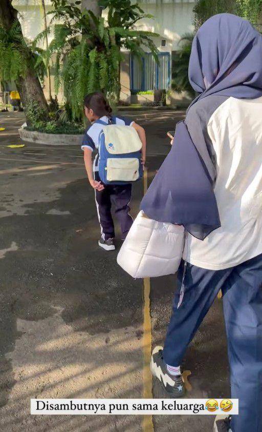 Zaskia Mecca antar anak sekolah (Instagram.com/zaskiadyamecca)