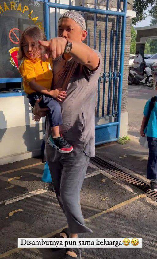 Zaskia Mecca antar anak sekolah (Instagram.com/zaskiadyamecca)