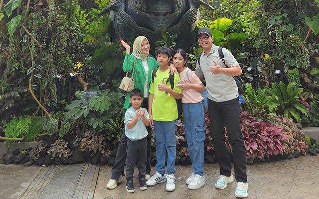 7 Potret Liburan Keluarga Tommy Kurniawan di Singapura