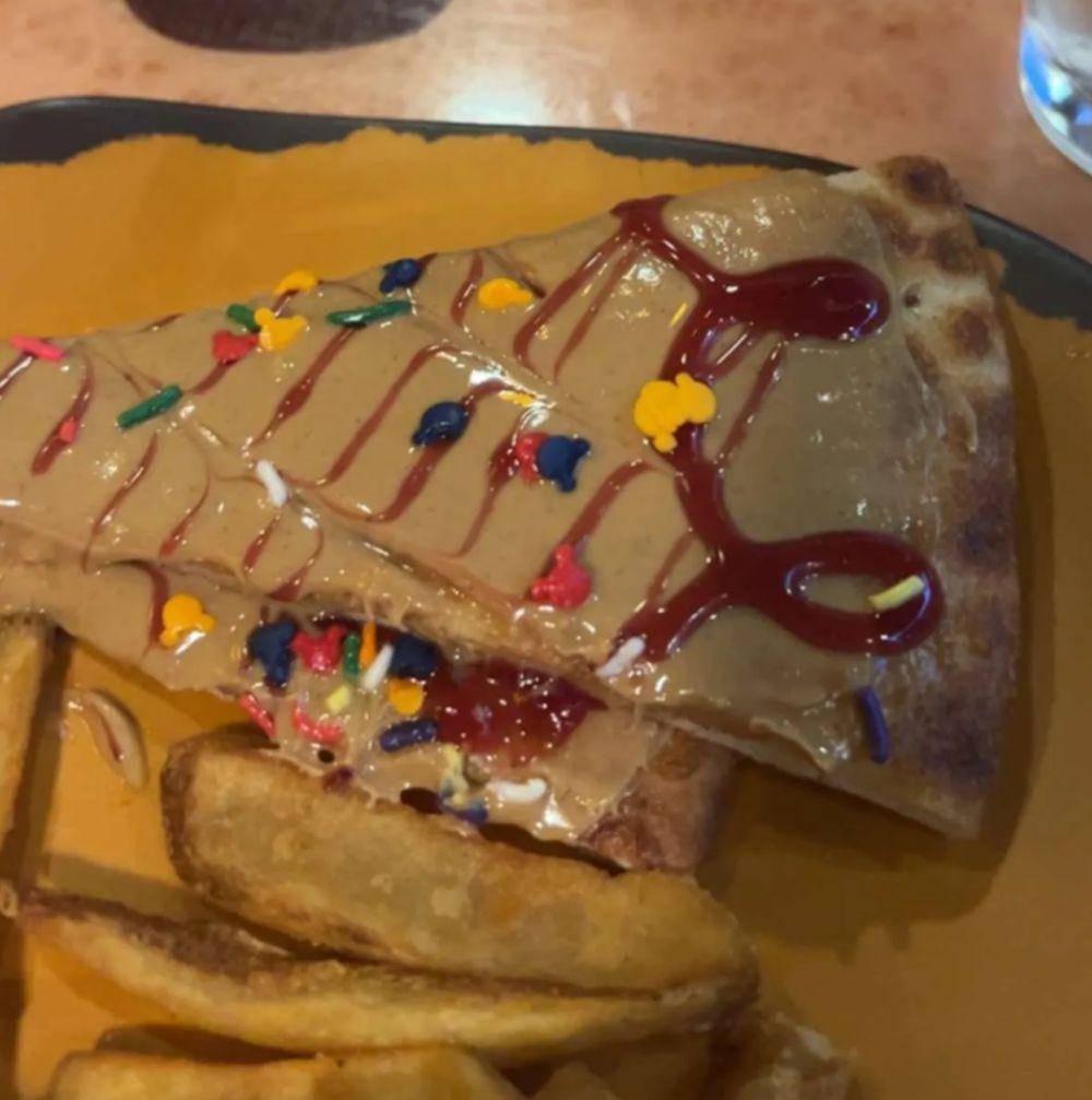 potret piza dengan topping makanan manis (reddit.com/user/A-Dilophosaurus)