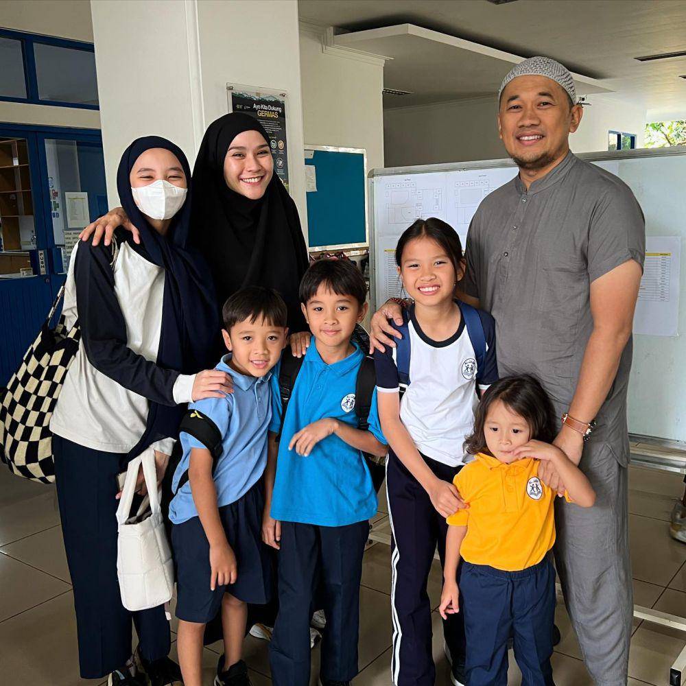 Zaskia Mecca antar anak sekolah (Instagram.com/zaskiadyamecca)