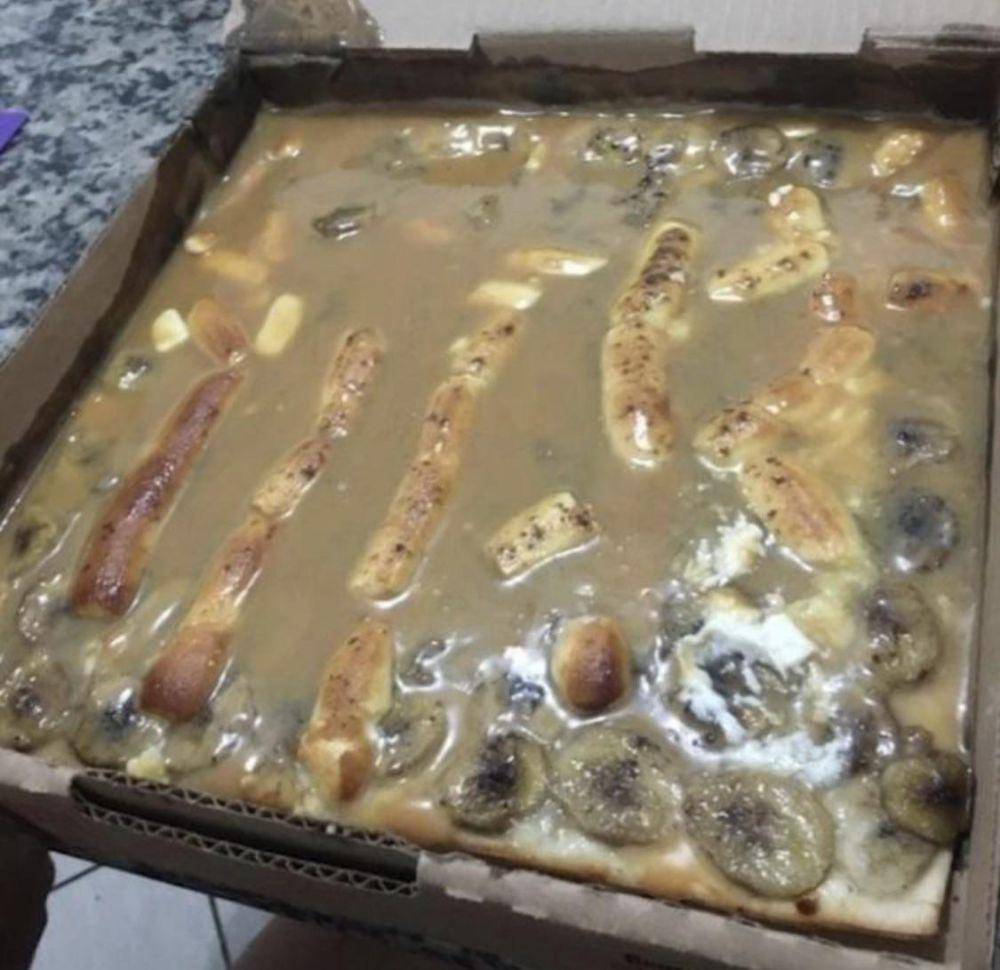 potret piza dengan topping makanan manis (reddit.com/user/moderately_nerdifyin)