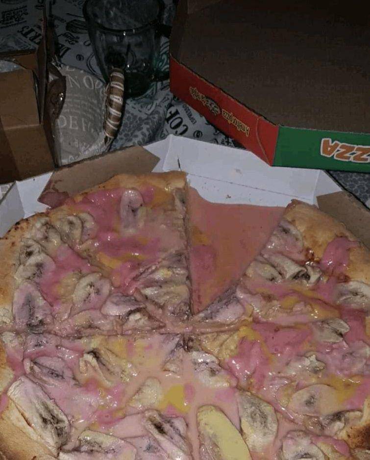 potret piza dengan topping makanan manis (reddit.com/user/Trancoso74)