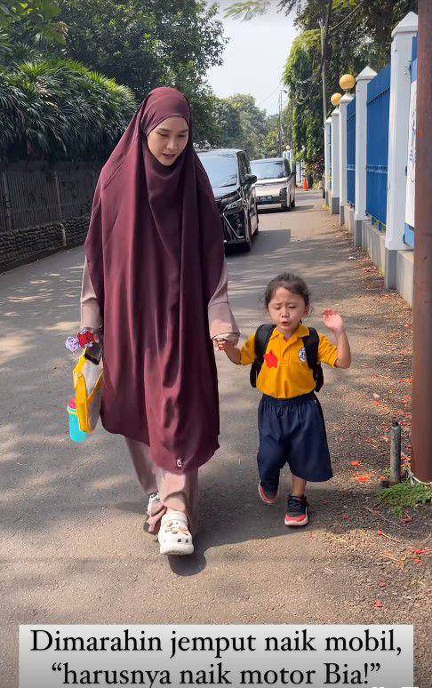 Zaskia Mecca antar anak sekolah (Instagram.com/zaskiadyamecca)