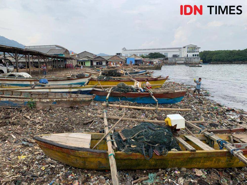 Pantai Sukaraja setelah kegiatan Clean Up bersama Pandawara Group, sampah masih banyak. (IDN Times/Rohmah Mustaurida)