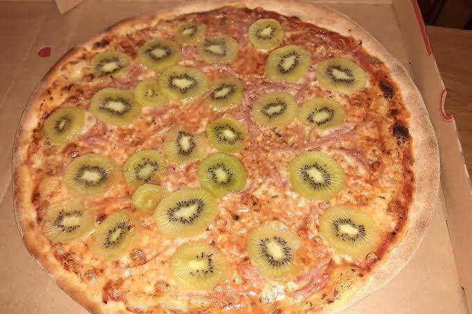 potret piza dengan topping makanan manis (reddit.com/user/No_Support_8363)