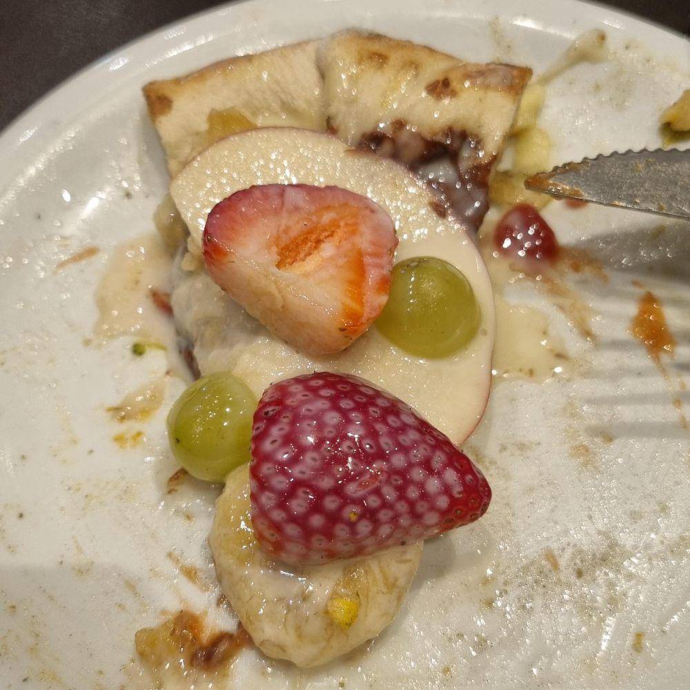 potret piza dengan topping makanan manis (reddit.com/user/thepupperwhisperer)