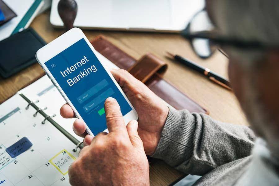 ilustrasi mobile banking (freepik.com/rawpixel)