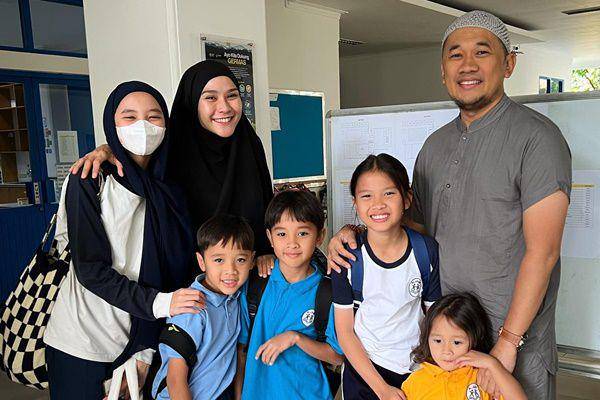 Zaskia Mecca antar anak sekolah (Instagram.com/zaskiadyamecca)