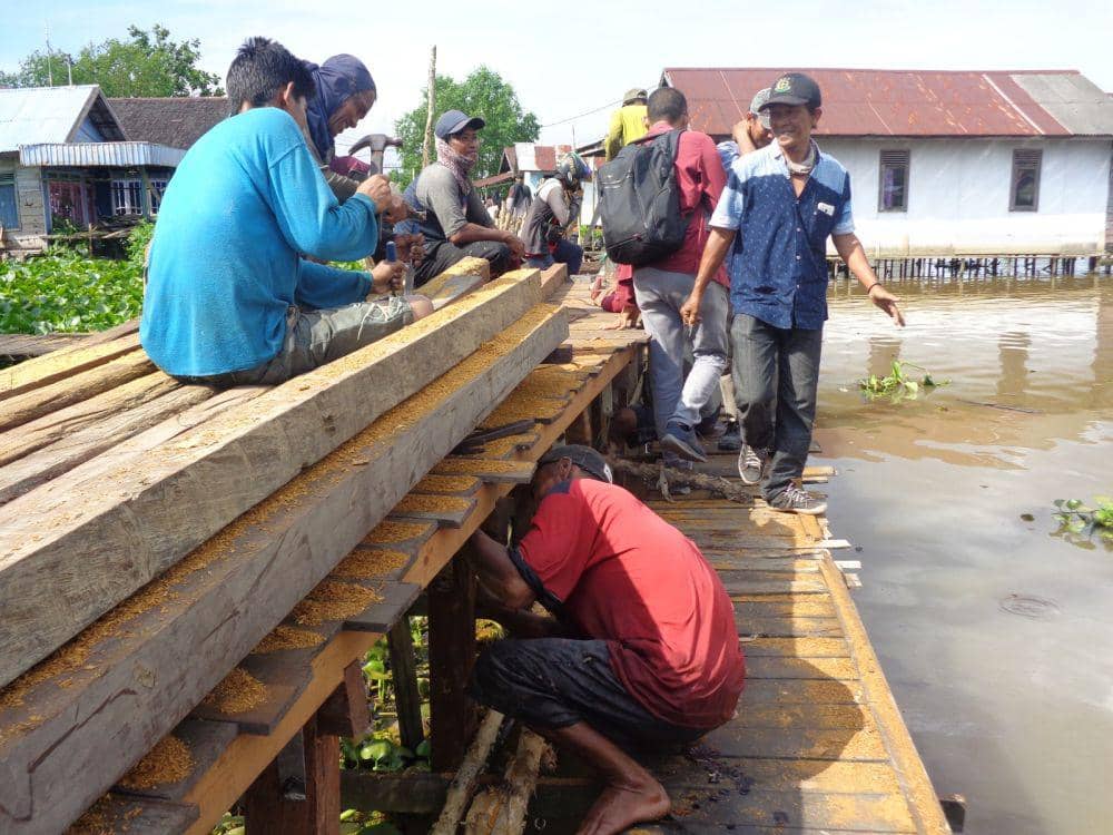 Warga meniti jalan alternatif sembari dibangun jalan titian di Pulau Bromo.