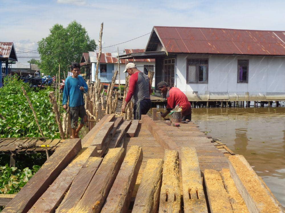 Kayu ulin bahan pembangunan titian di Pulau Bromo Banjarmasin.