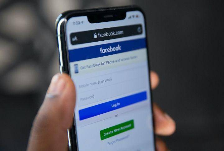 tampilan aplikasi Facebook di smartphone (unsplash.com/@solenfeyissa)