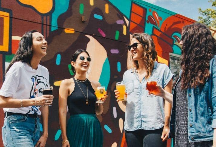 ilustrasi empat orang wanita sedang berbincang (unsplash.com/Elevate)