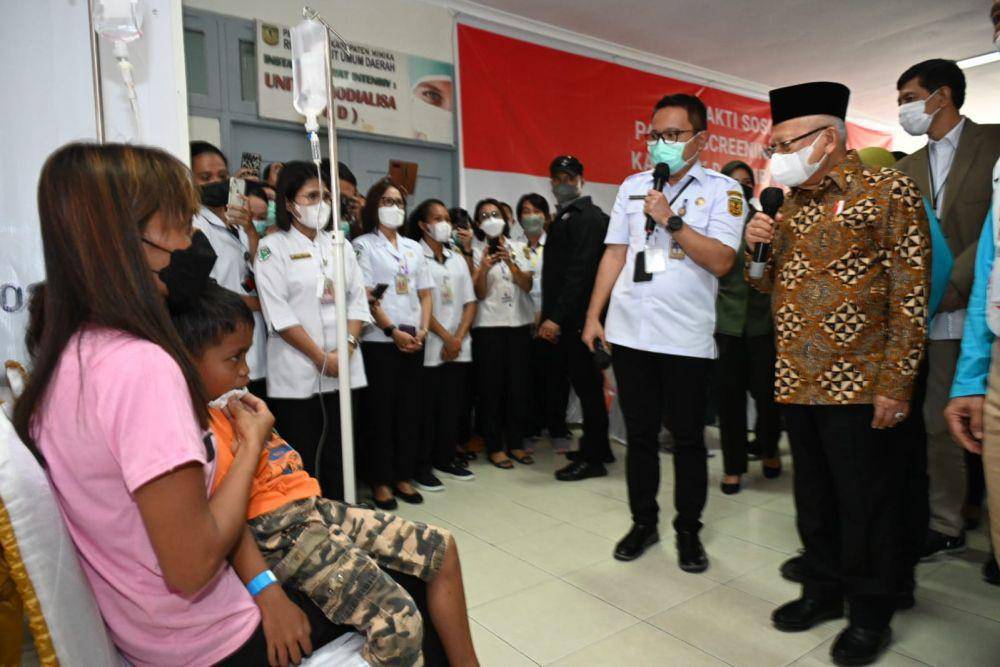 Wakil Presiden, Ma'ruf Amin, menyapa pasien bibir sumbing di RSUD Mimika, Rabu (12/7/2023). (IDN Times/Istimewa)