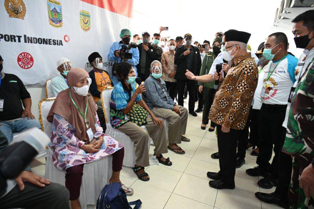 Wakil Presiden, Ma'ruf Amin, menyapa pasien katarak di RSUD Mimika, Rabu (12/7/2023). (IDN Times/Istimewa)