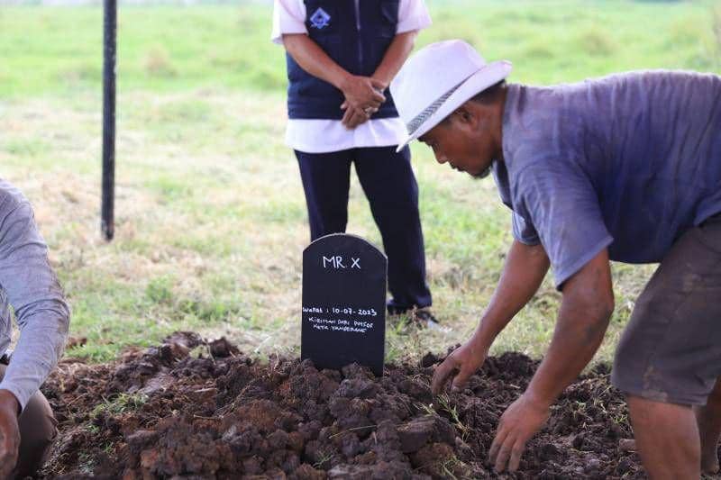 Dinsos Kota Tangerang Makamkan Mr X Pria Terlantar di Tanah Tinggi