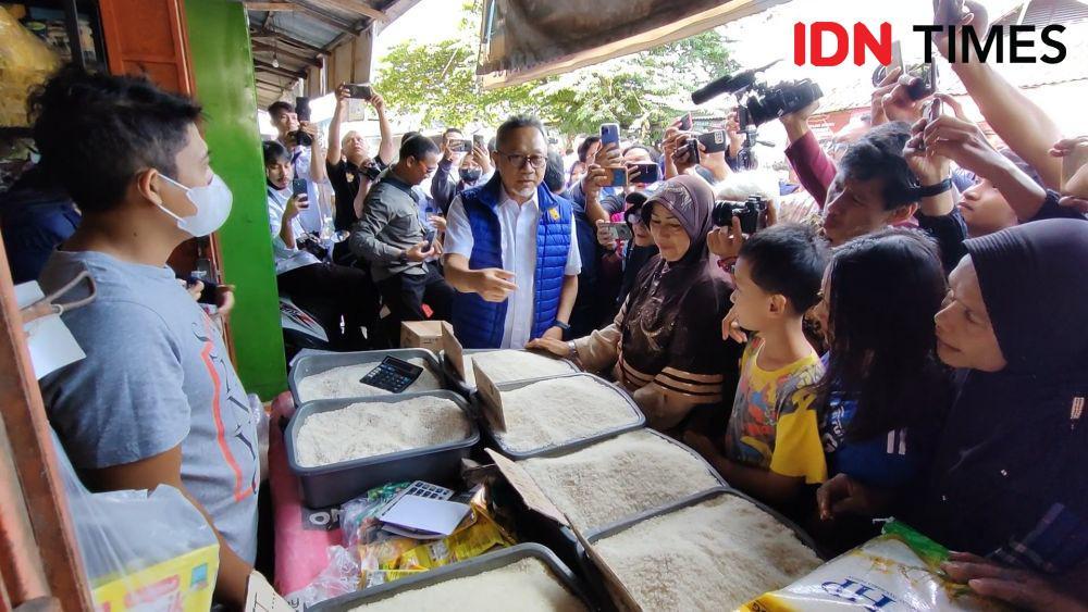 Sidak ke Karanganyar, Mendag Zulkifli Hasan Bagi-Bagi Uang ke Pedagang