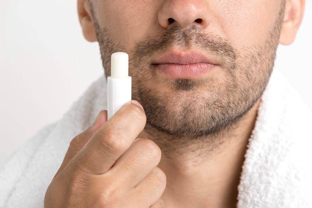 ilustrasi seorang pria memakai lip balm (freepik.com/freepik)