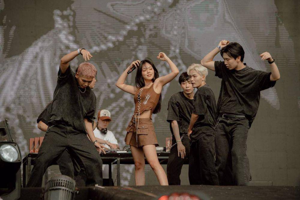 BIBI saat tampil di konser 88 Rising di Jakarta (instagram.com/nakedbibi)