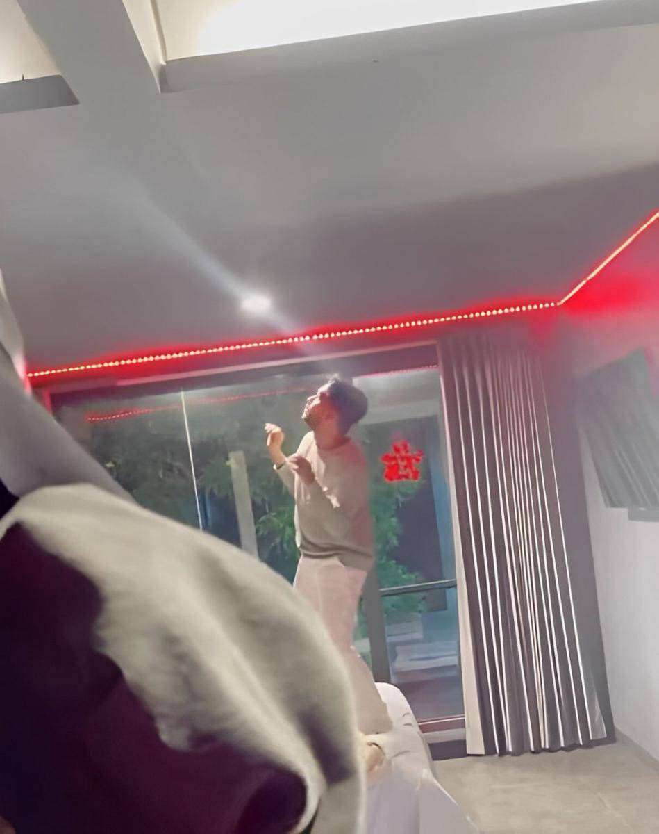 potret Onadio Leonardo ganti lampu yang rusak (instagram.com/kuyentertainment)