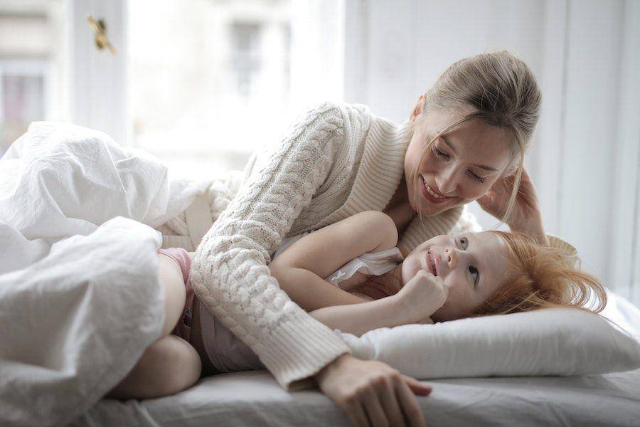 ilustrasi ibu dan anak berbincang (pexels.com/Andrea Piacquadio)