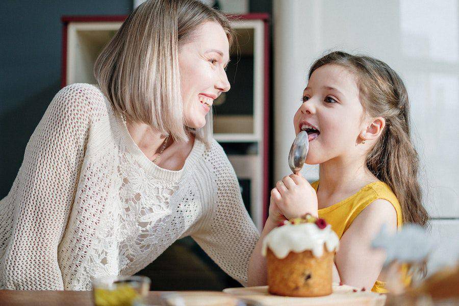 ilustrasi ibu dan anak berdua (pexels.com/cottonbro)
