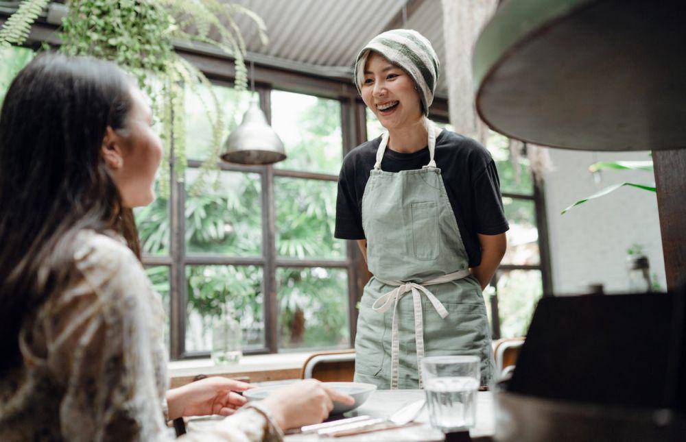 ilustrasi pelayan restoran (pexels.com/Ketut Subiyanto)