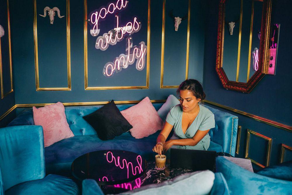 9 Inspirasi Sofa Biru yang Estetik, Tampilkan Pesona Unik pada Ruangan
