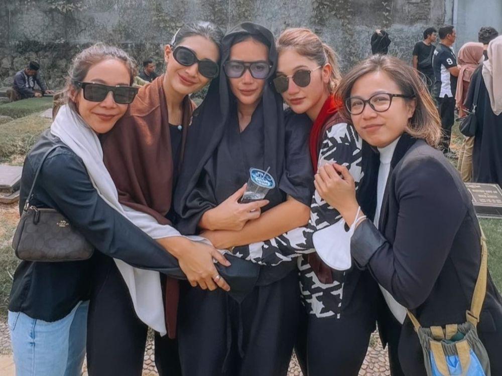 7 Potret Pemakaman Ayah Ratu Felisha, Dikelilingi Sahabat