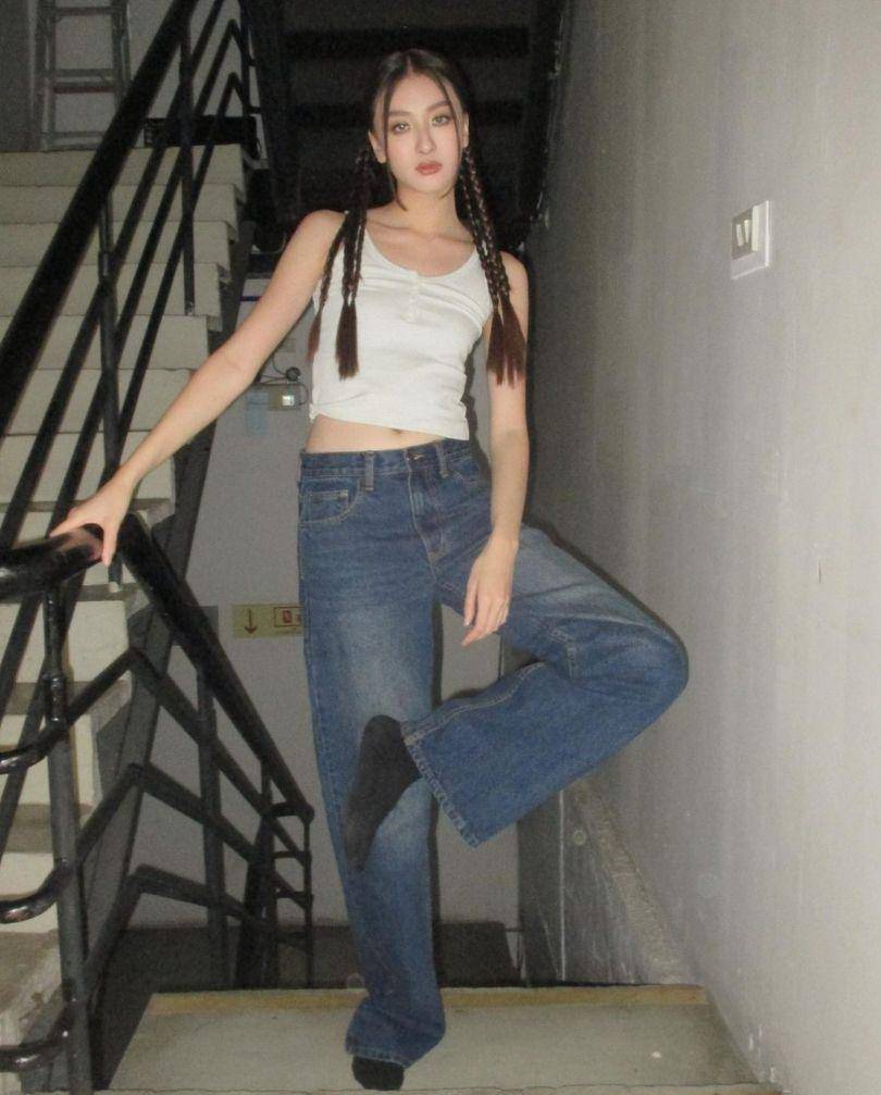 inspirasi outfit Y2K ala View Benyapa (instagram.com/viewbenyapa)
