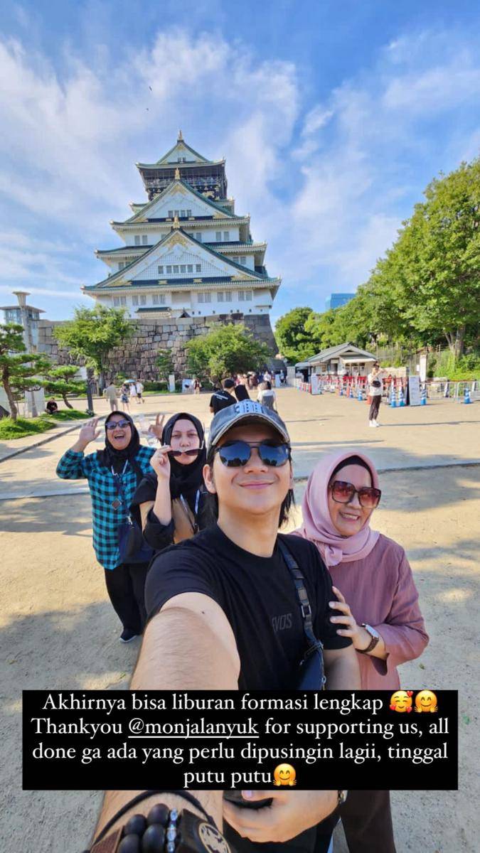Ajil Ditto dan keluarga liburan di Jepang. (instagram.com/ajil_ditto08)